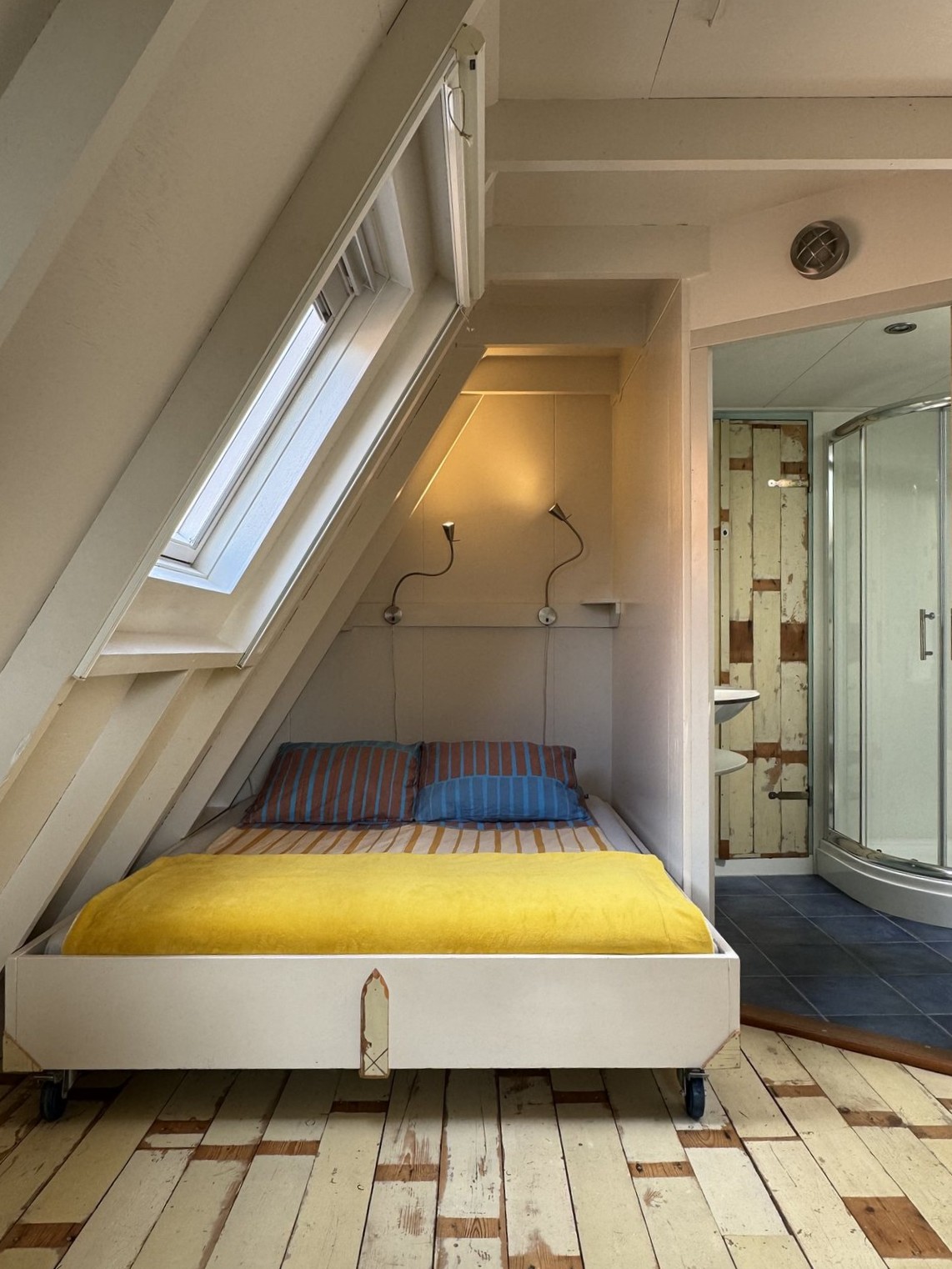 Tweepersoonsbed in B&B Basalt aan See in Stavoren