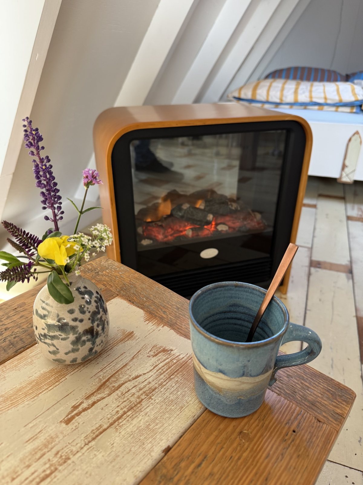 Koffie bij de haard in B&B Basalt aan See