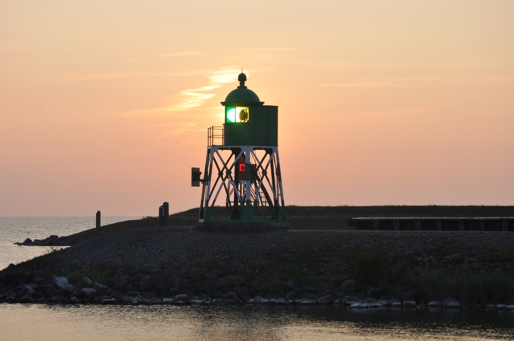 Vuurtoren aan het IJsselmeer in Stavoren