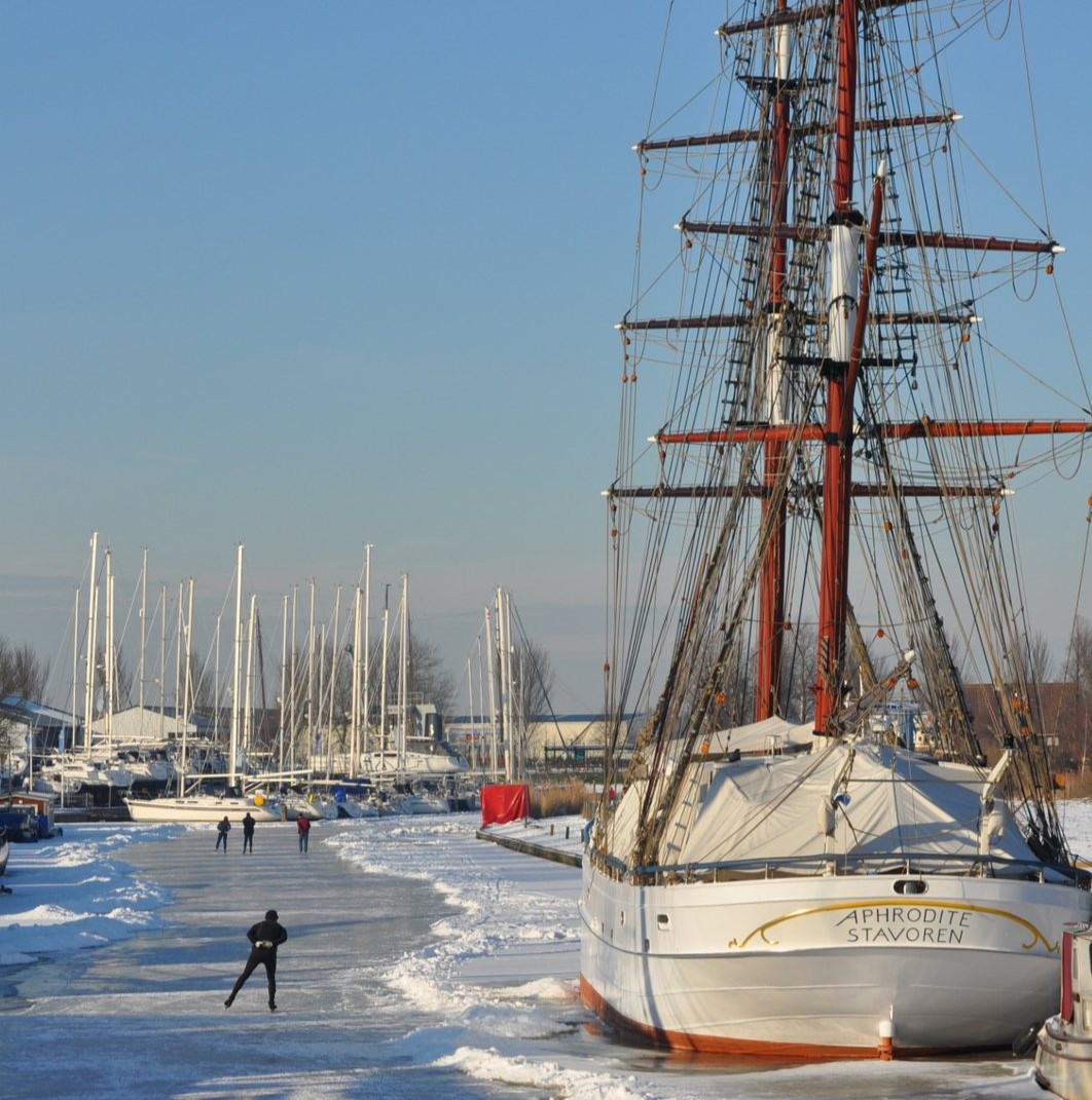 Schip in Stavoren in de winter