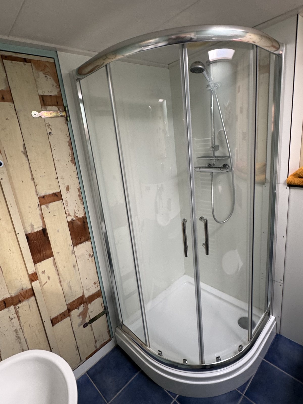 Douche in de eigen badkamer van B&B Basalt aan See